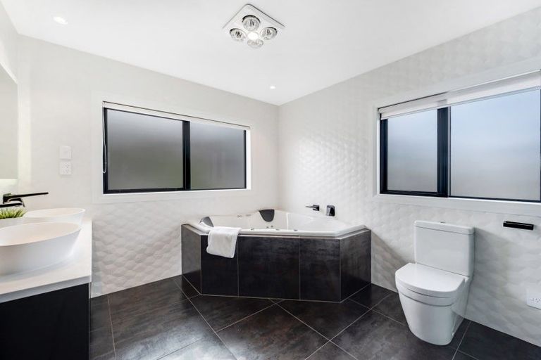 Photo of property in 45 Armstrong Farm Drive, East Tamaki Heights, Auckland, 2016