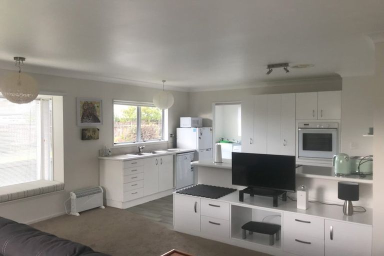Photo of property in 28 Rewarewa Road, Te Atatu Peninsula, Auckland, 0610