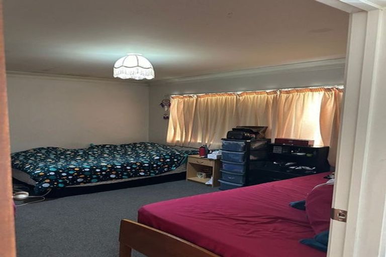 Photo of property in 1/23 Sovereign Place, Glenfield, Auckland, 0629