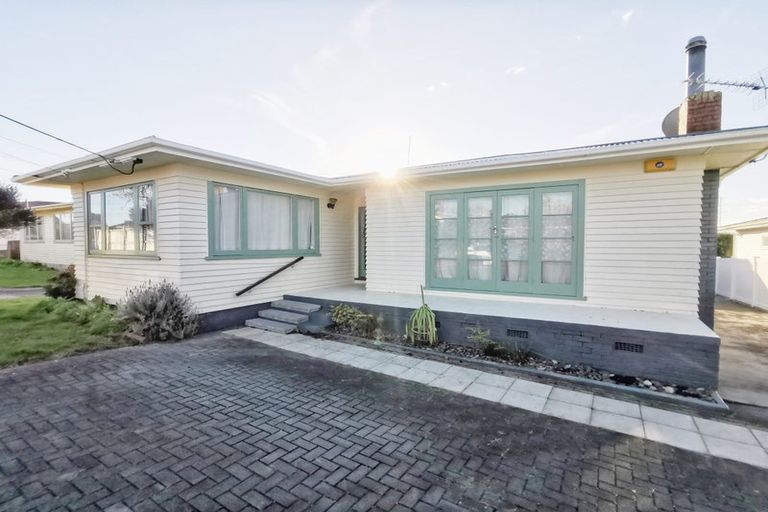 Photo of property in 6 Marlene Avenue, Te Atatu South, Auckland, 0610