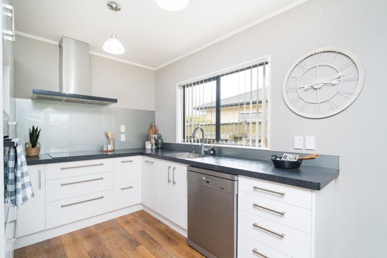 Photo of property in 71 Rhodes Drive, Kelvin Grove, Palmerston North, 4414