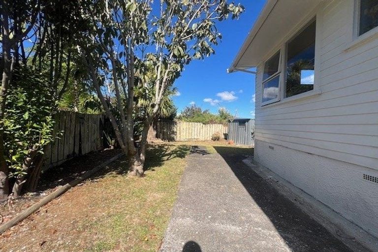 Photo of property in 1/666 East Coast Road, Pinehill, Auckland, 0630
