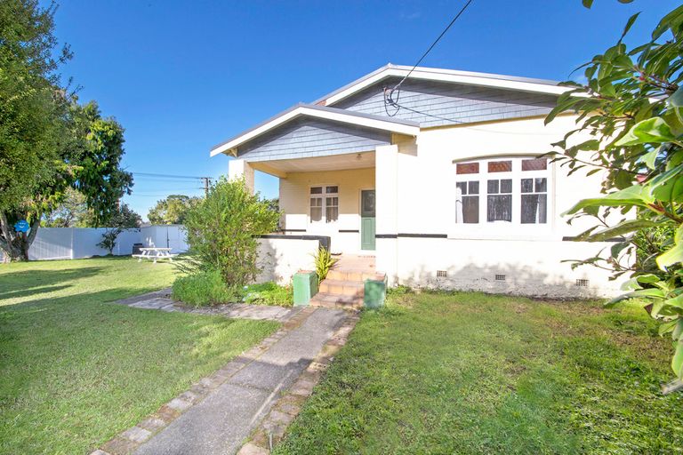 Photo of property in 2 Rewa Street, New Lynn, Auckland, 0600