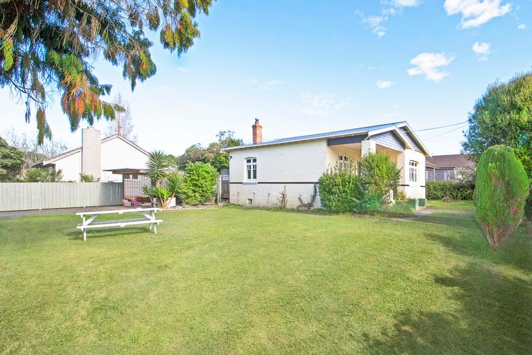 Photo of property in 2 Rewa Street, New Lynn, Auckland, 0600