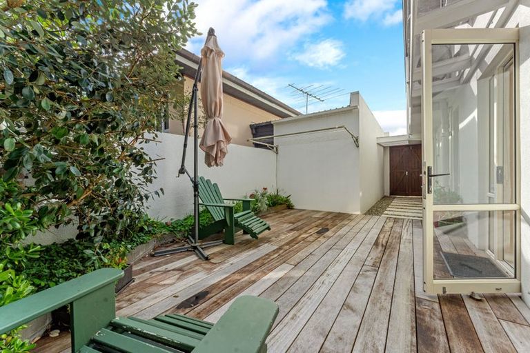 Photo of property in 22 Tiri Road, Milford, Auckland, 0620