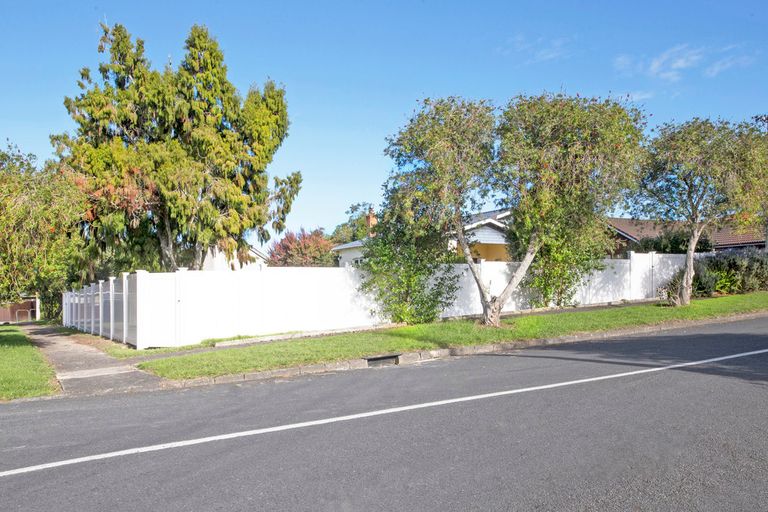 Photo of property in 2 Rewa Street, New Lynn, Auckland, 0600