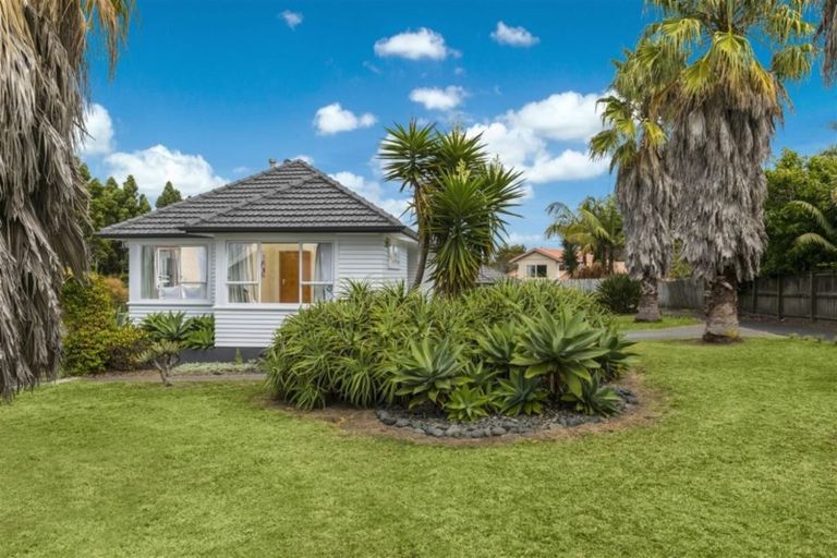 Photo of property in 77 Colwill Road, Massey, Auckland, 0614