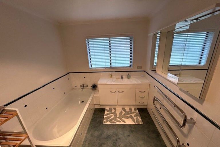 Photo of property in 2 Heuchan Lane, Wanaka, 9305