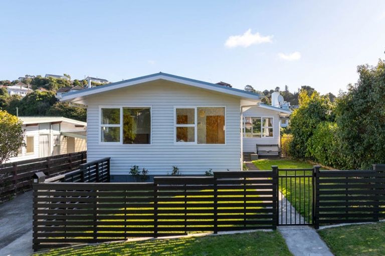 Photo of property in 15 Silverbirch Grove, Churton Park, Wellington, 6037