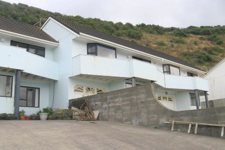 Photo of property in 422f3 Queens Drive, Lyall Bay, Wellington, 6022