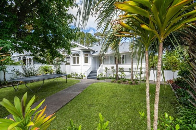 Photo of property in 15 Waterview Road, Stanley Point, Auckland, 0624