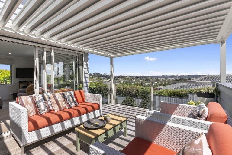 Photo of property in 2/46 Sunset Road, Unsworth Heights, Auckland, 0632