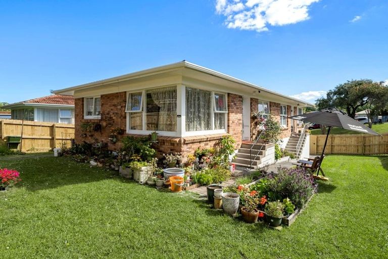 Photo of property in 1/40 Cheval Drive, Totara Vale, Auckland, 0629