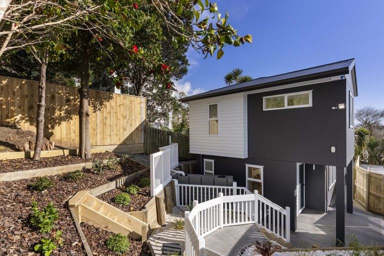 Photo of property in 1 Pinnacle Street, Seatoun, Wellington, 6022