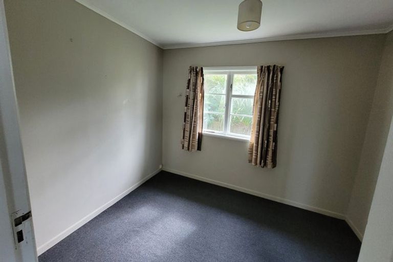 Photo of property in 3 Salford Street, Newlands, Wellington, 6037