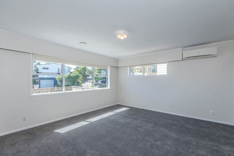 Photo of property in 12 Griffiths Grove, Newlands, Wellington, 6037