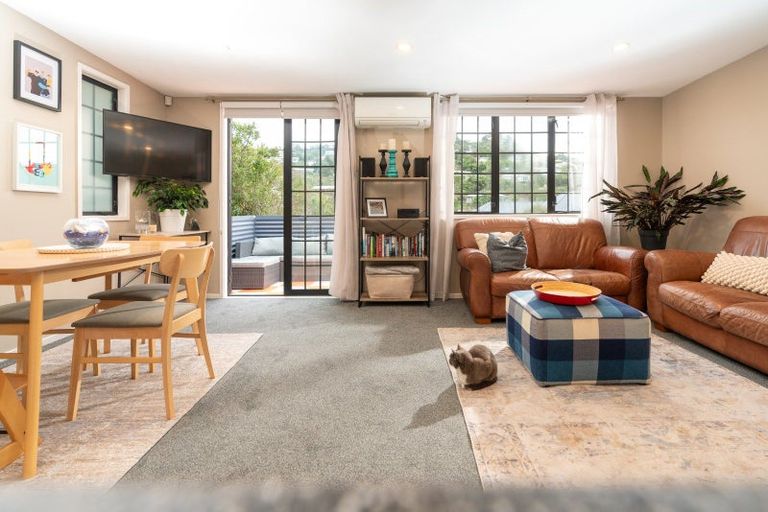 Photo of property in 154a Newlands Road, Newlands, Wellington, 6037