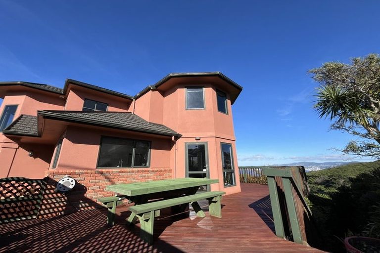 Photo of property in 6 Bennett Grove, Newlands, Wellington, 6037