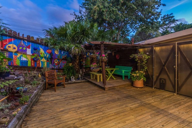 Photo of property in 74 Colwill Road, Massey, Auckland, 0614