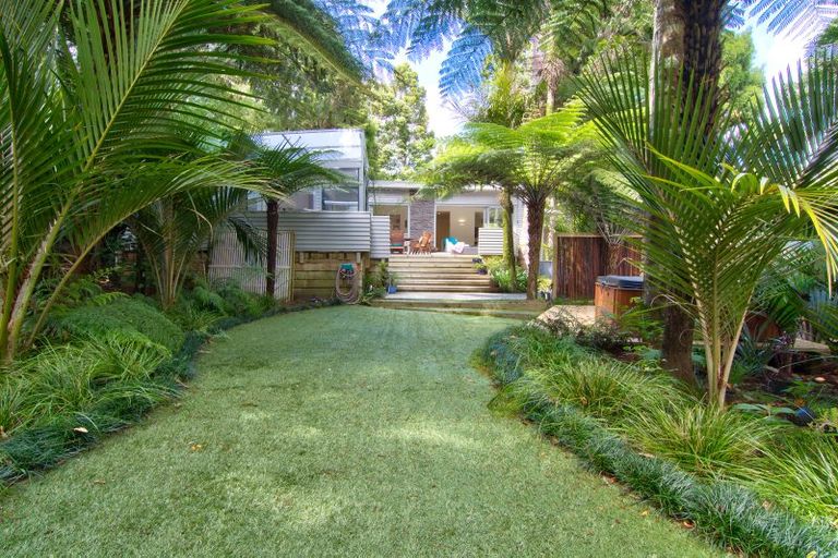 Photo of property in 24 Ngaio Road, Titirangi, Auckland, 0604
