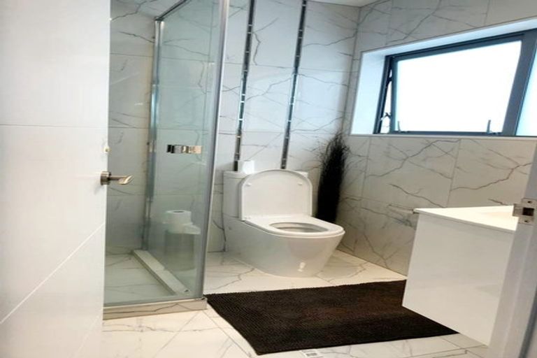 Photo of property in 37 Newington Road, Henderson, Auckland, 0612