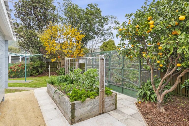 Photo of property in 18a Rewarewa Crescent, Waikanae, 5036