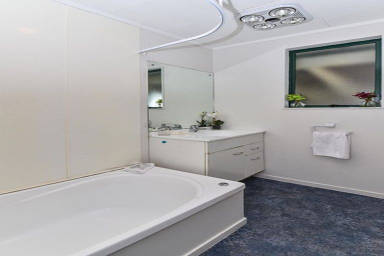 Photo of property in 2a Jack Farrell Place, Papakura, 2110