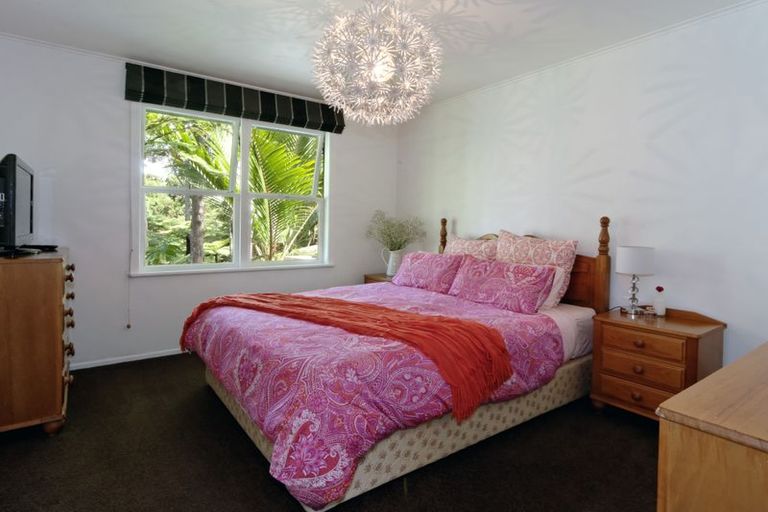 Photo of property in 24 Ngaio Road, Titirangi, Auckland, 0604