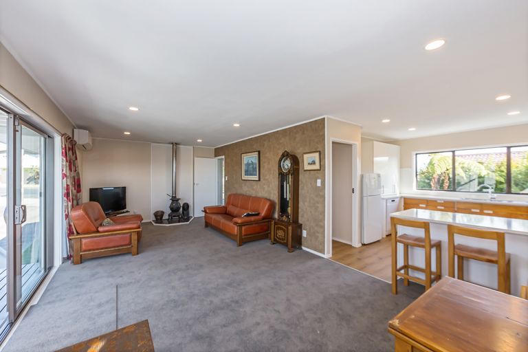 Photo of property in 1/82a Pupuke Road, Hillcrest, Auckland, 0627