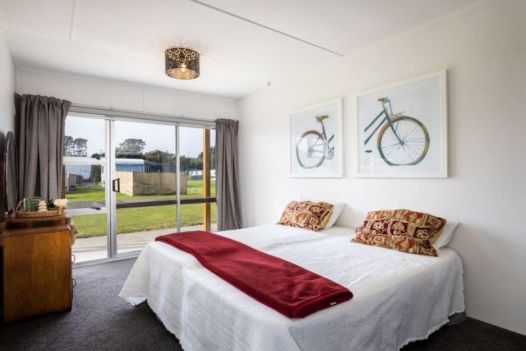 Photo of property in 100 Eighth Avenue, Urenui, 4377