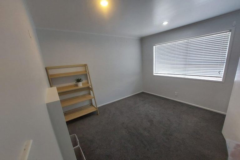 Photo of property in 14 Barnfield Place, Glendene, Auckland, 0602