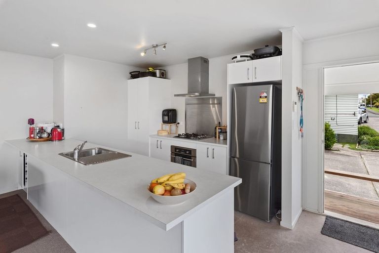 Photo of property in 22a Rewarewa Road, Te Atatu Peninsula, Auckland, 0610