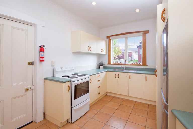 Photo of property in 2 Rewa Street, New Lynn, Auckland, 0600