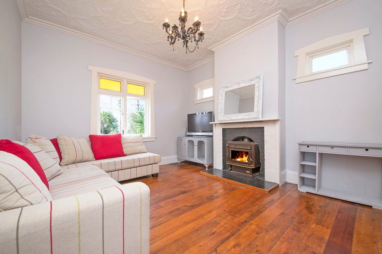 Photo of property in 2 Rewa Street, New Lynn, Auckland, 0600