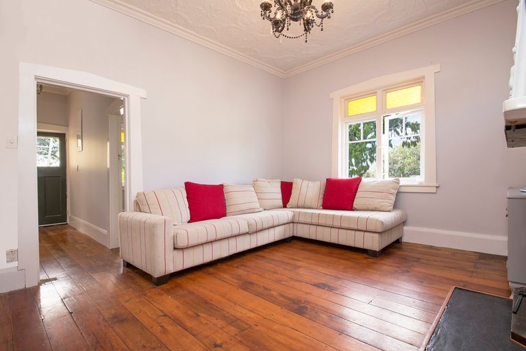 Photo of property in 2 Rewa Street, New Lynn, Auckland, 0600