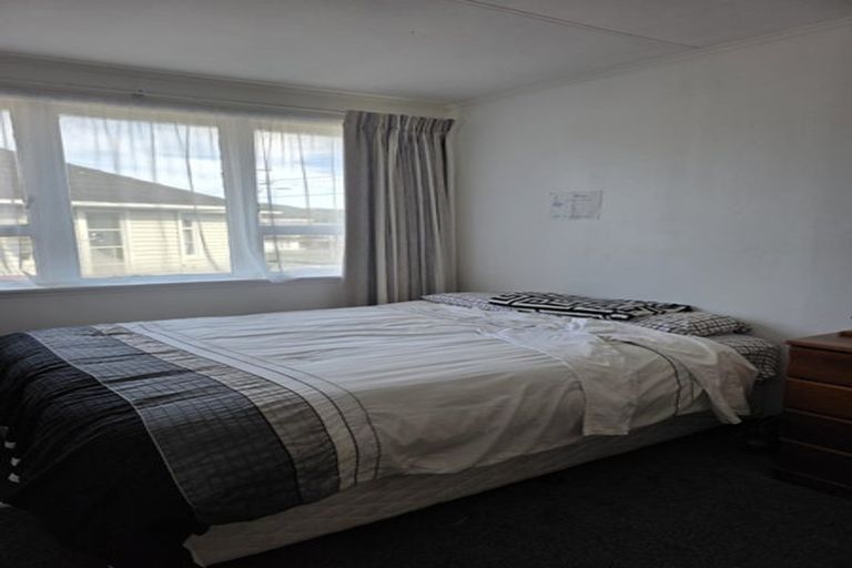 Photo of property in 6a Matahourua Crescent, Cannons Creek, Porirua, 5024