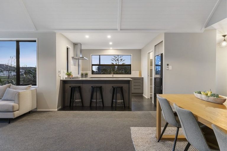 Photo of property in 2 Harding Drive, Papamoa Beach, Papamoa, 3118