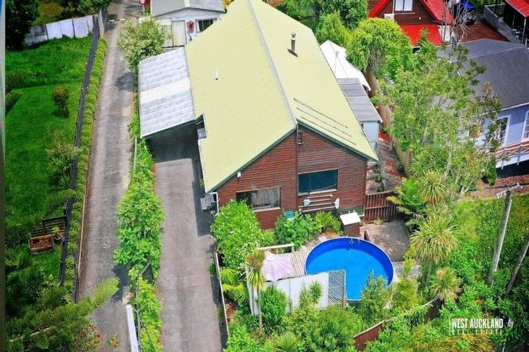 Photo of property in 2/76 Kaurilands Road, Titirangi, Auckland, 0604