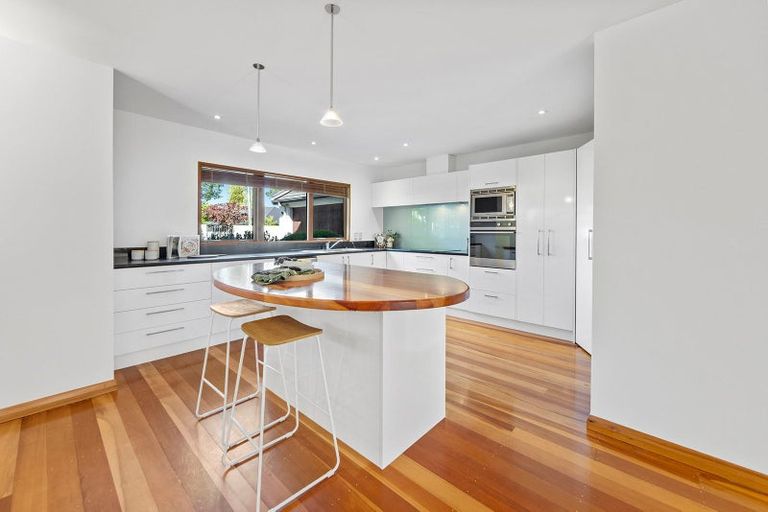 Photo of property in 33 Bryndwr Road, Fendalton, Christchurch, 8052