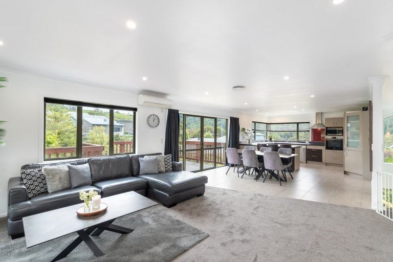 Photo of property in 5 Mcewen Crescent, Riverstone Terraces, Upper Hutt, 5018