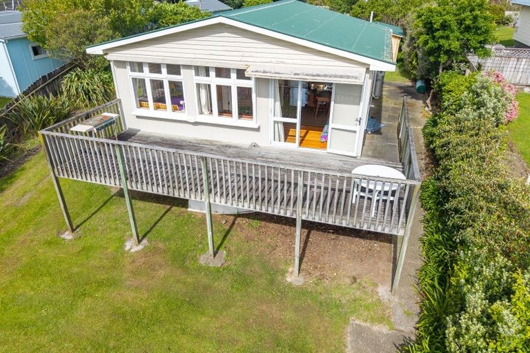 Photo of property in 15 Drake Street, Waikawa Beach, Manakau, 5573