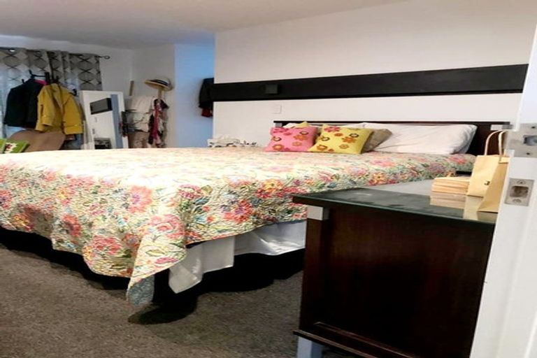 Photo of property in 37 Newington Road, Henderson, Auckland, 0612