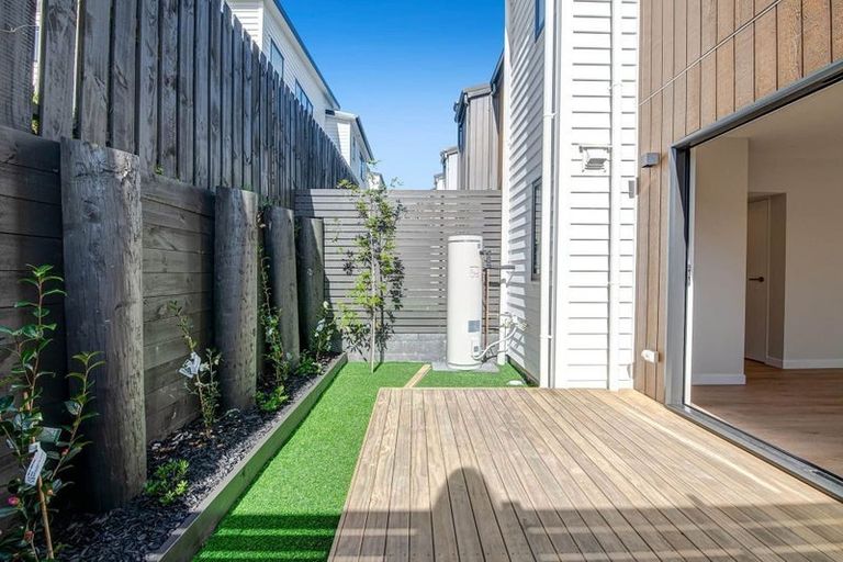 Photo of property in 2/32 Beulah Avenue, Rothesay Bay, Auckland, 0630