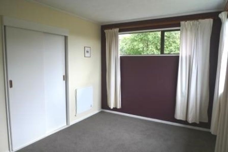 Photo of property in 25 Fernhaven Grove, Newlands, Wellington, 6037