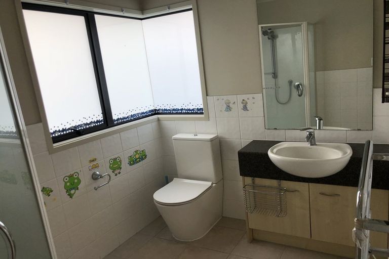 Photo of property in 11 Siena Place, Te Atatu Peninsula, Auckland, 0610