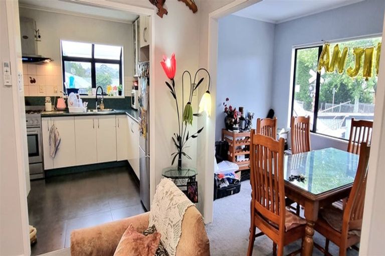 Photo of property in 8a Fruitvale Road, New Lynn, Auckland, 0600
