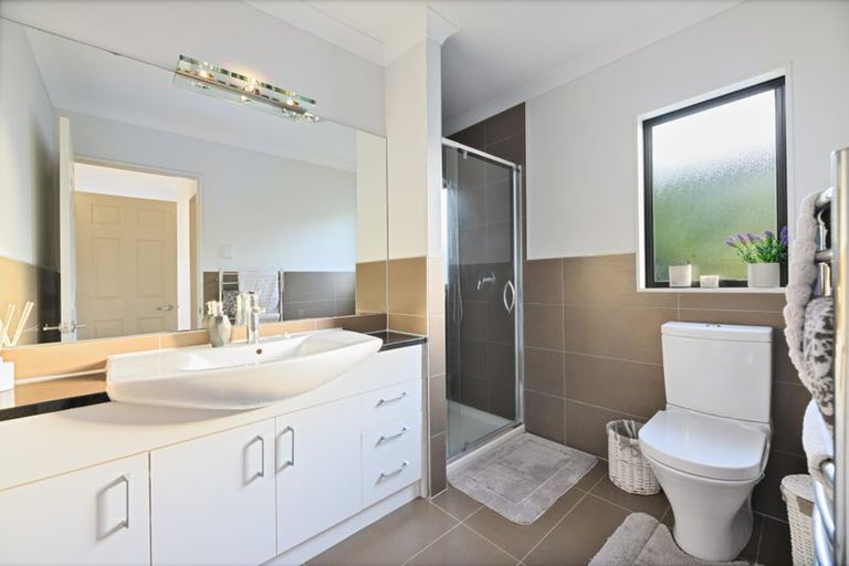 Photo of property in 68 Kiwi Crescent, Tawa, Wellington, 5028