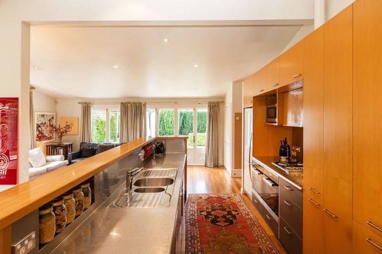 Photo of property in 42 Holly Road, St Albans, Christchurch, 8014