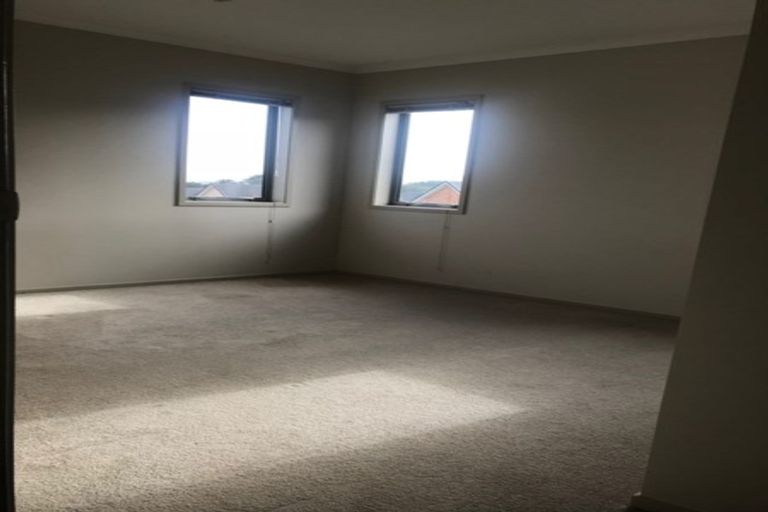 Photo of property in 18 Horizon View Road, Oteha, Auckland, 0632