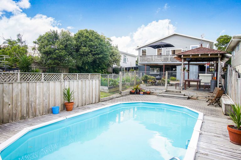 Photo of property in 87 Golf Road, New Lynn, Auckland, 0600